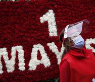 na manifestante, con una pantalla facial y una mascarilla para protegerse del coronavirus, durante una protesta por el Primero de Mayo en Estambul, Turquía, el 1 de mayo de 2020. (AP)
