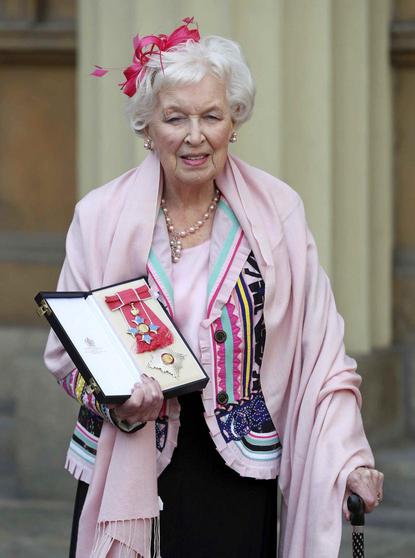 Fotografía de archivo del 16 de noviembre de 2017 de la actriz británica y estrella de Comedia June Whitfield después de que la nombraran Dama, el equivalente femenino al título británico de Caballero. (AP)