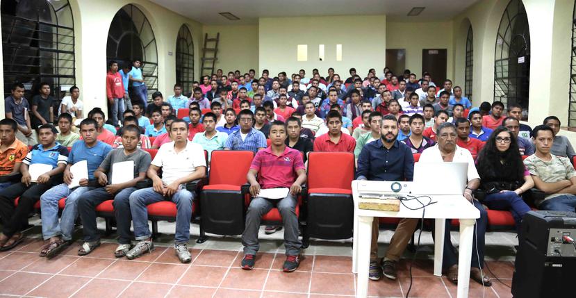Tito Román Rivera junto a los normalistas en la presentación de “Ayotzinapa en mí” en la Escuela Normal Rural Raúl Isidro Burgos. (Suministrada)