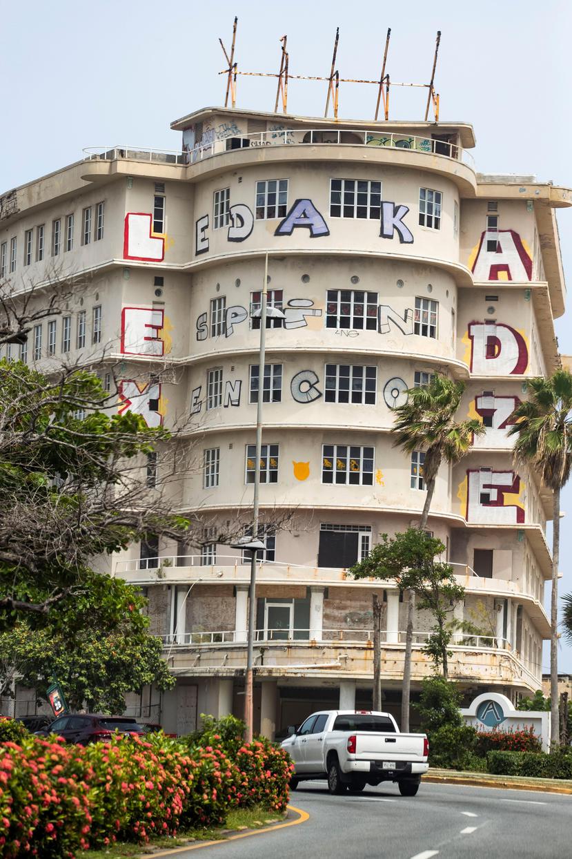 El hotel, que por su localización ha servido como la cara de la Isleta de San Juan, ha estado abandonado desde el 2009. (GFR Media)