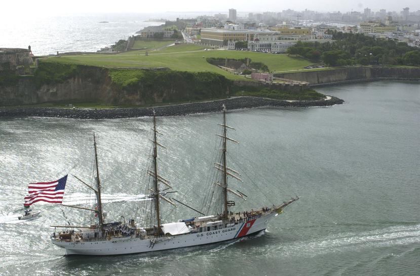Imagen de una pasada visita del buque escuela de la Guardia Costera a la isla. (GFR Media)