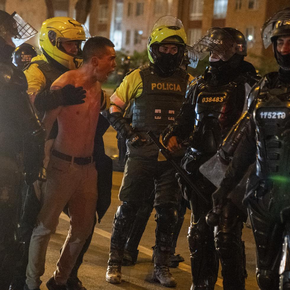 Agentes de la Policía detienen a una manifestante en Bogotá, Colombia.