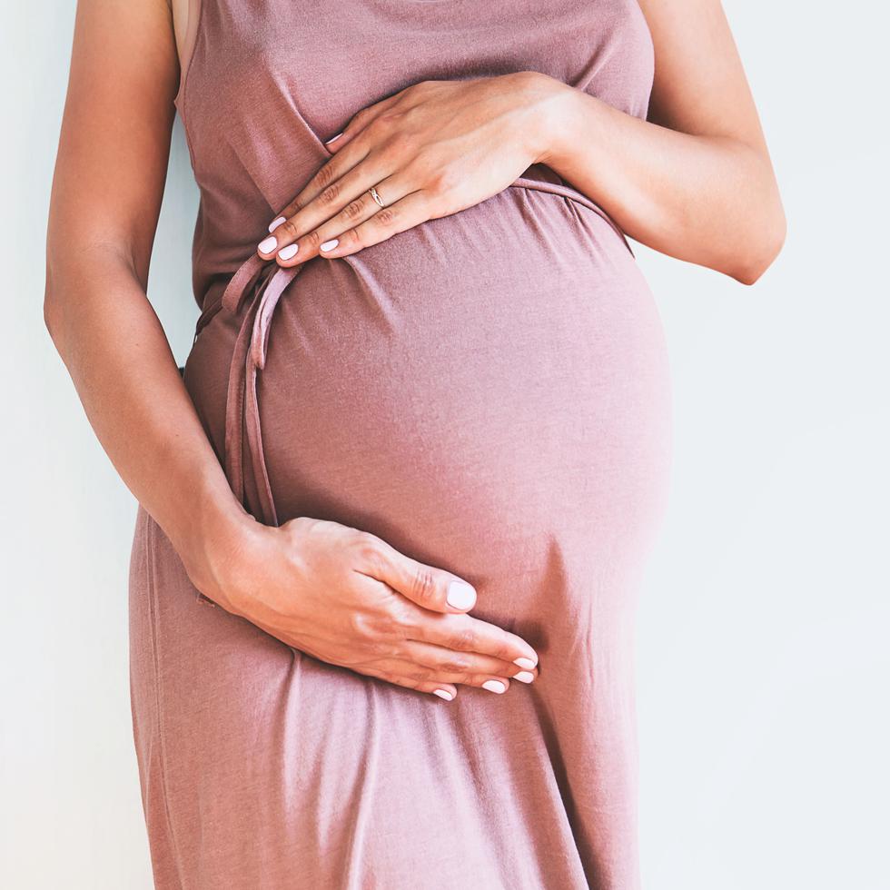 La edad de la embarazada, su salud y condiciones que pueda desarrollar la criatura en gestación son algunos factores que pueden interrumpir el embarazo, según expertos en el tema.