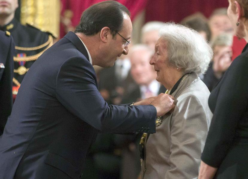En esta foto de archivo del 20 de febrero de 2014, el presidente francés François Hollande condecora a Cecile Rol-Tanguy con la medalla de Gran Oficial de la Legión de Honor En el Palacio del Eliseo, París. (AP)