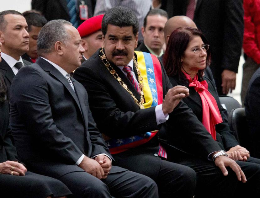 Maduro, al centro, habló con Diosdado Cabello, durante una ceremonia reciente en Caracas, Venezuela. (AP)