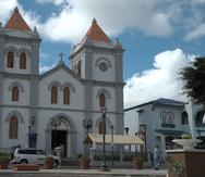 Frente a la plaza Segundo Ruiz Belvis está la Iglesia Católica San José, una de las cinco iglesias diseñadas por el arquitecto estatal Pedro Cobreros. (GFR Media)