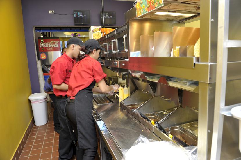 Carlos Budet, presidente de la empresa matriz de Taco Maker, Marcos Pizza y Arby’s, afirmó que un análisis somero  sobre los nuevos beneficios que tendrían que pagar, le sumó $1,505 por empleado anualmente. Para un “fast food” con 15 empleados, serían $22,575 adicionales por año.