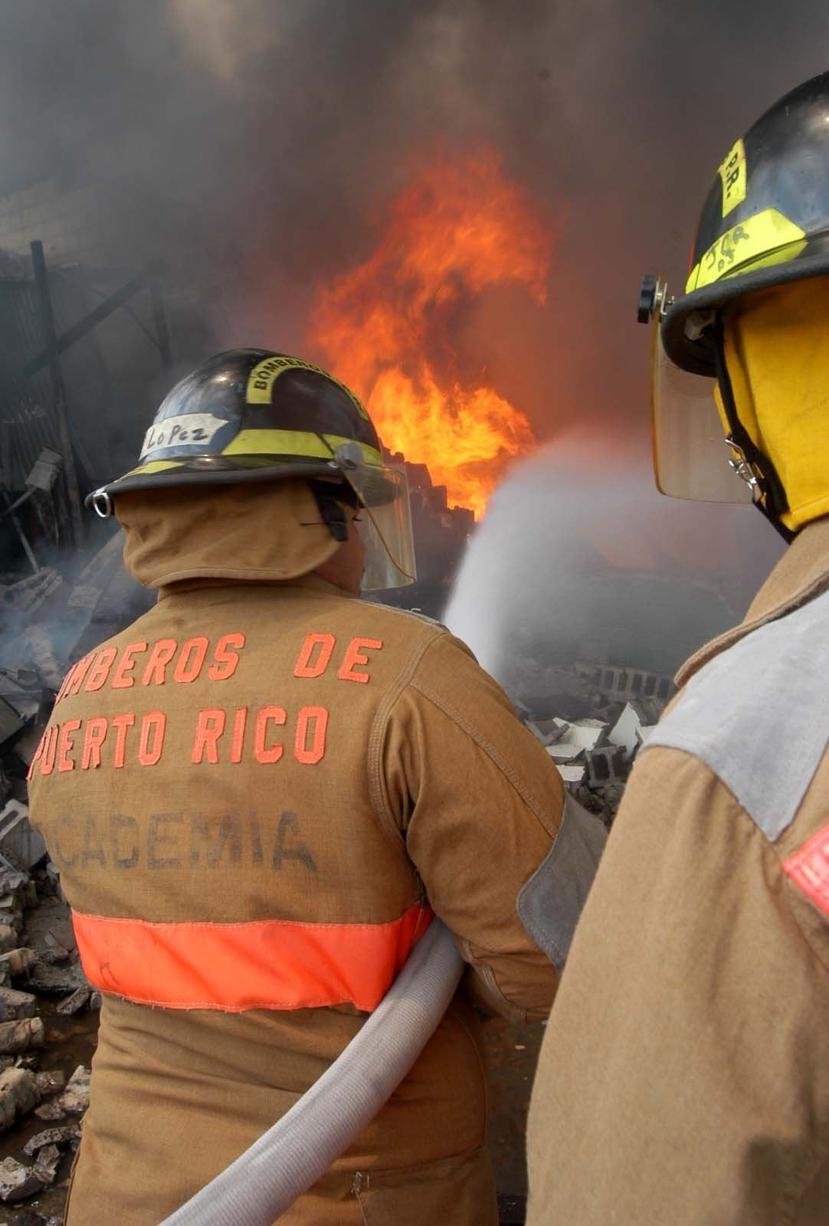 Personal del Cuerpo de Bomberos de Arroyo llegó al lugar y se encargó de extinguir el fuego. (Archivo / GFR Media)