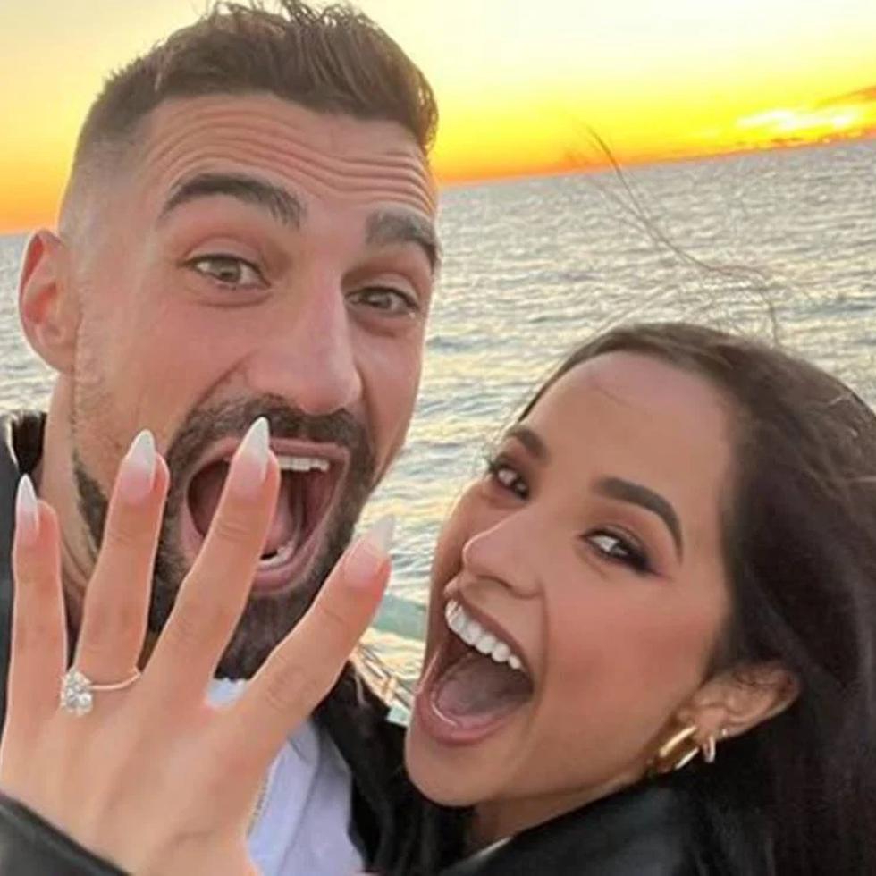 El pasado mes de marzo, Becky G luce su anillo de compromiso que le dio su pareja, el futbolista Sebastián Lletget.