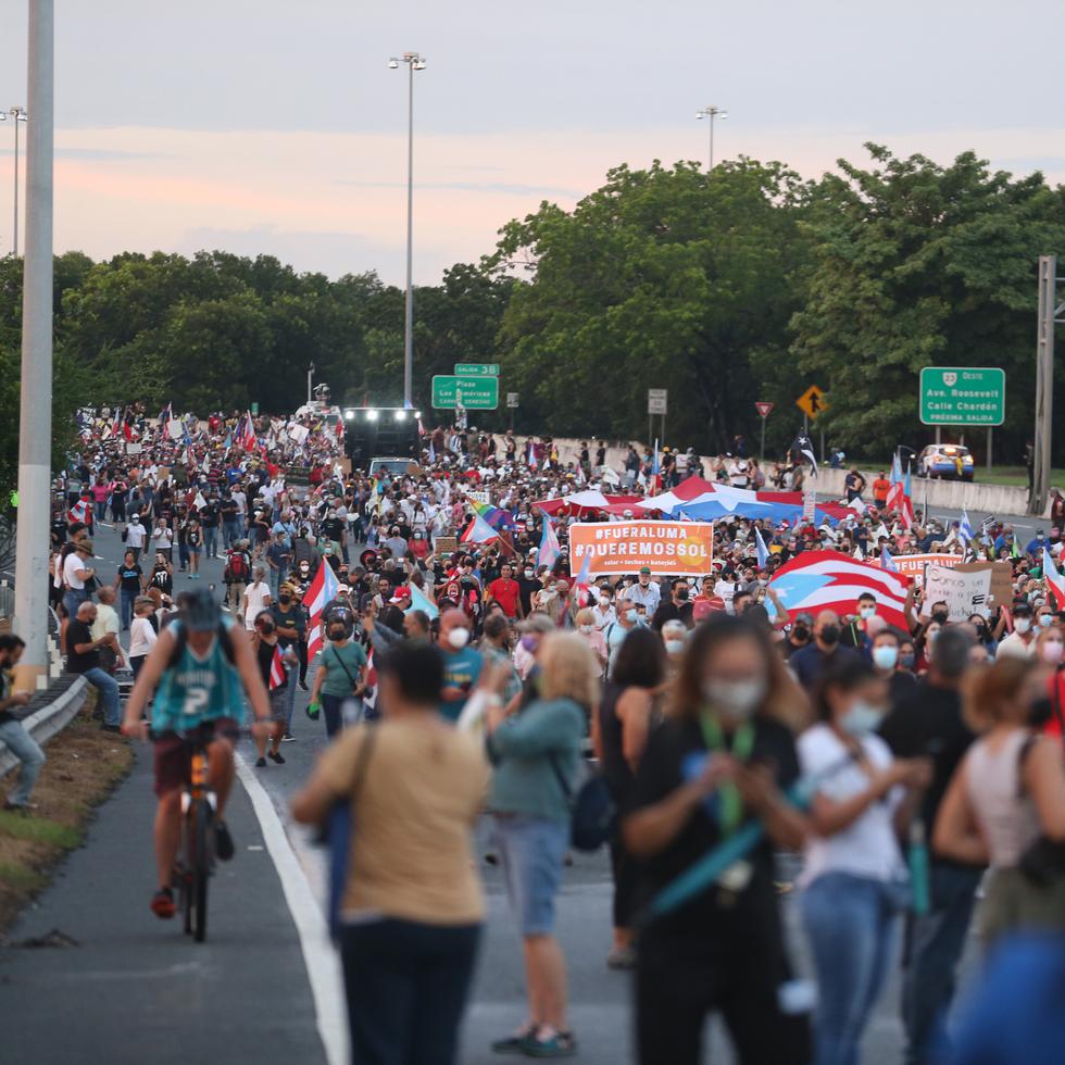 Miles de personas marcharon por el expreso Las Américas en repudio al contrato de LUMA Energy para administrar la red de transmisión y distribución de electricidad.