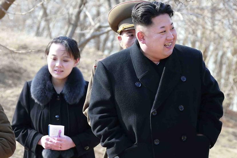 En esta imagen de archivo, tomada en 2015 y proporcionada por el gobierno de Corea del Norte, muestra al líder del país, Kim Jong Un, y a su hermana, Kim Yo Jong (izquierda), durante una visita a una unidad militar en el país. (AP)