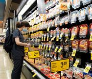 Washington (Usa), 11/07/2022.- A customer looks at food items at a grocery store in Washington, DC, USA, 11 July 2022. Consumers' expectations for prices to continue rising EFE/EPA/MICHAEL REYNOLDS
