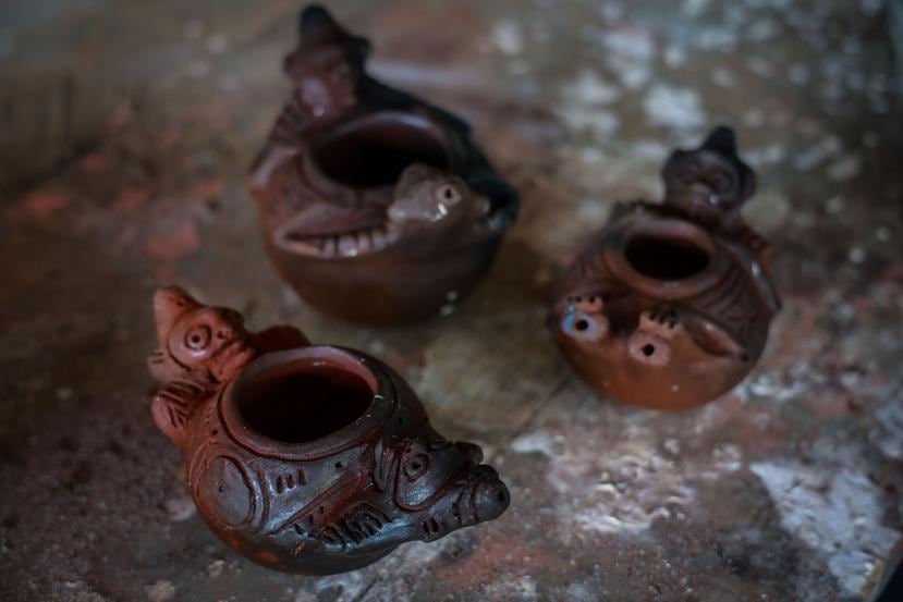 Among the pieces she makes are “potiza (bottles that were used to pour water), cauldrons and ceremonial pieces.” 