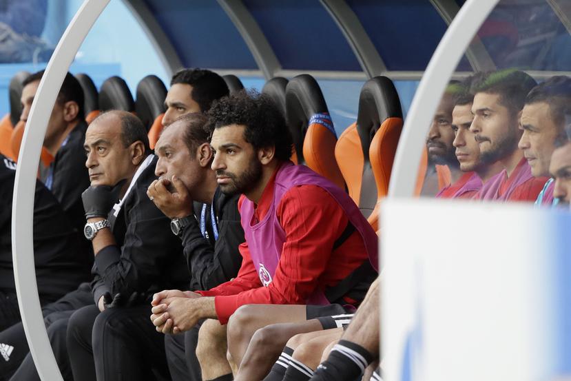 Mohamed Salah, delantero de la selección de Egipto, observa el partido ante Uruguay en el Mundial, el viernes 15 de junio de 2018, en Ekaterimburgo, Rusia. (AP)