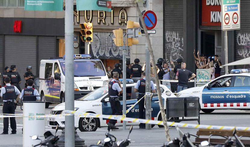 El Estado Islámico se atribuyó el ataque terrorista de hoy en Barcelona, donde han muerto 13 personas y hay más de 100 heridas. (EFE)