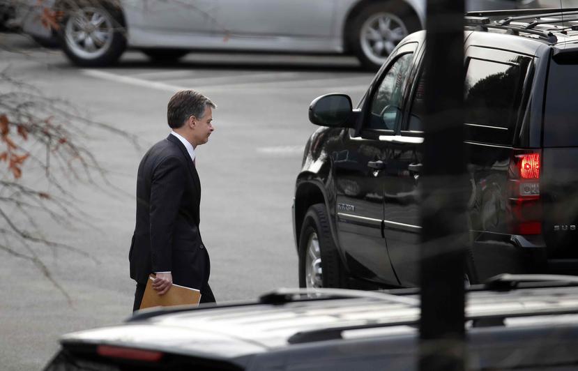 Christopher Wray se dirige hacia su vehículo luego de sostener una reunión en la Casa Blanca. (AP)