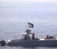 En esta imagen, distribuida por la Marina de Estados Unidos, una lancha de la Armada de la Guardia Revolucionaria de Irán opera cerca del patrullero estadounidense USS Sirocco y de la embarcación rápida USNS Choctaw County en el estrecho de Ormuz, el 20 de junio de 2022.