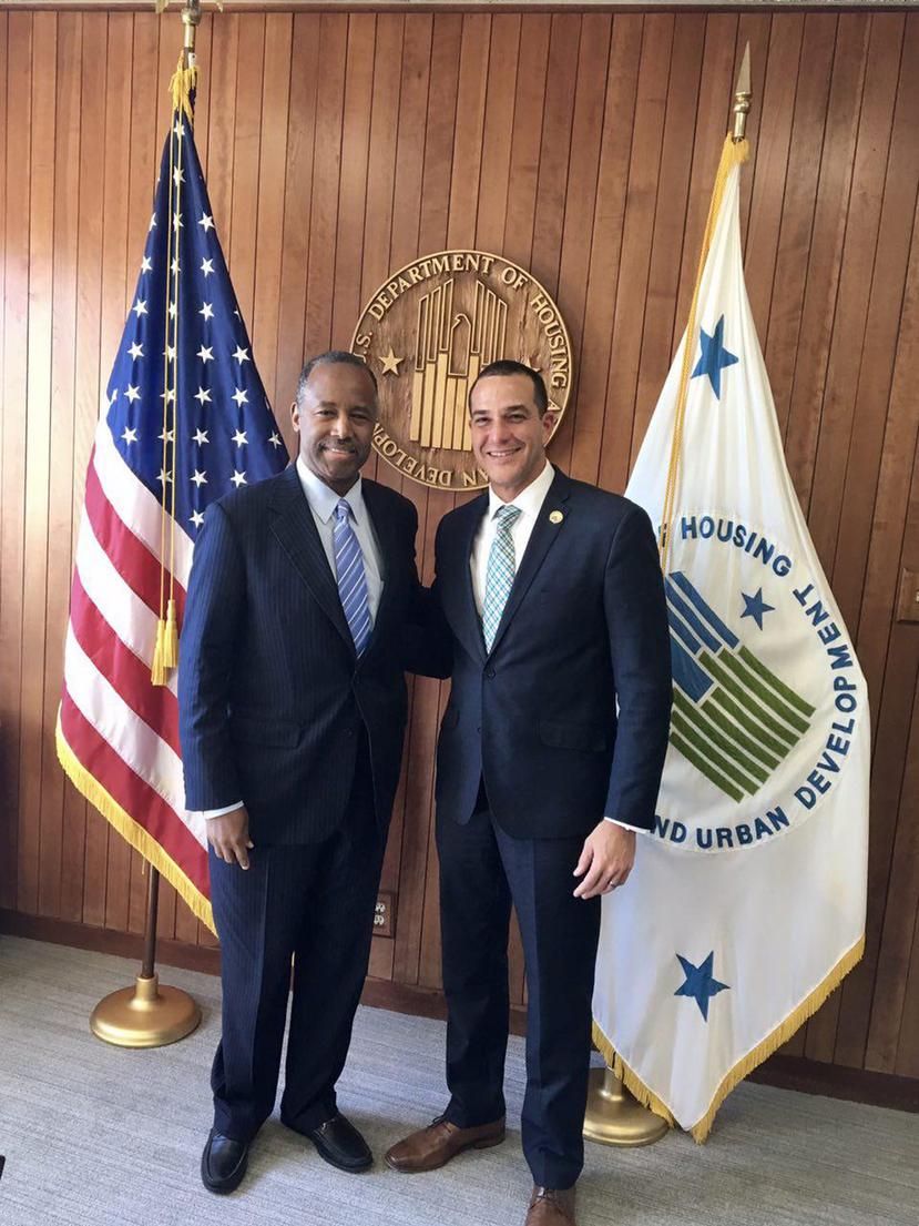 El secretario del Departamento de la Vivienda de Puerto Rico, Fernando Gil, se reunió hoy con el secretario de Vivienda y Desarrollo Urbano de EE.UU., Ben Carson. (Agencia EFE)