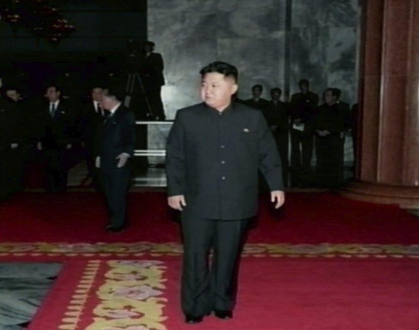 Imagen capturada de la televisión norcoreana que muestra Kim Jong-un, durante el velorio de su padre Kim Jong-il, en el Palacio Memorial de Kumsusan de Pyongyang, Corea del Norte (EFE).