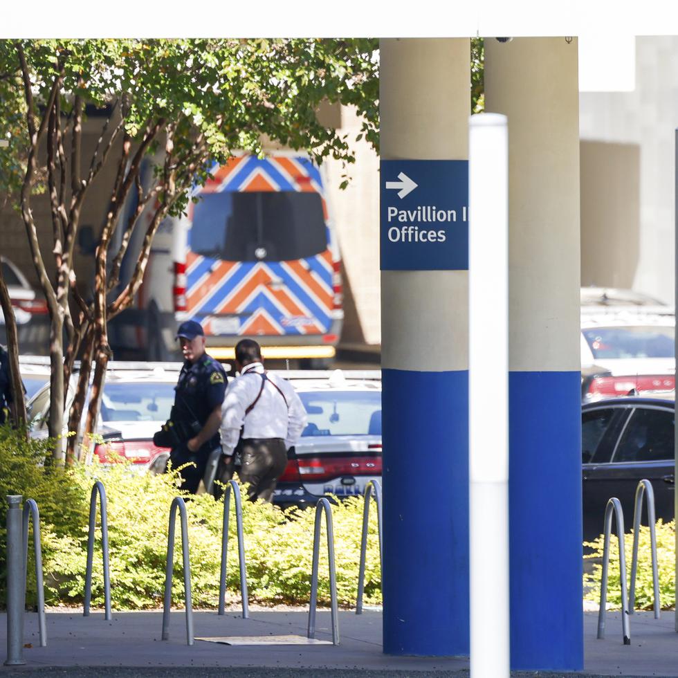 Desde aproximadamente 2018 hasta el presente los demandados ofrecieron sobornos a empleados de las empresas JetBlue Airways, AT&T y TJX Companies para que indujeran a los beneficiarios de la aseguradora que trabajaban en esas firmas para servir como pacientes en varias clínicas de fisioterapia del sur de Florida.
