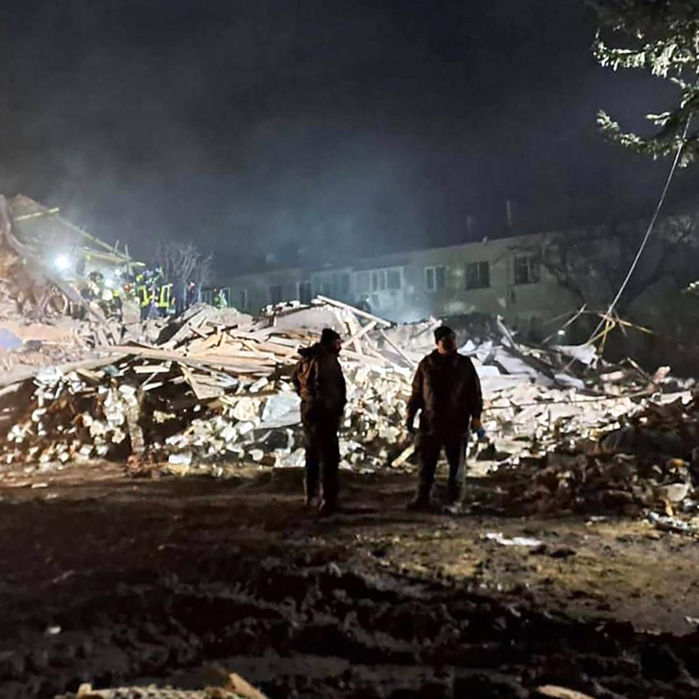 Bomberos examinan el lugar donde un misil ruso alcanzó un edificio de apartamentos en la región de Járkiv, Ucrania.