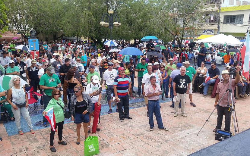 Cientos de personas que desde temprano se congregaron en la plaza del casco urbano lareño escucharon nuevamente el último mensaje de Ojeda Ríos.