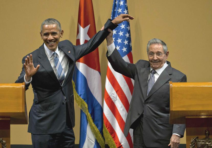 El expresidente estadounidense Barack Obama, a la izquierda junto al expresidente cubano Raúl Castro Ruz, comenzó el proceso de reapertura entre ambas naciones.  (EFE)