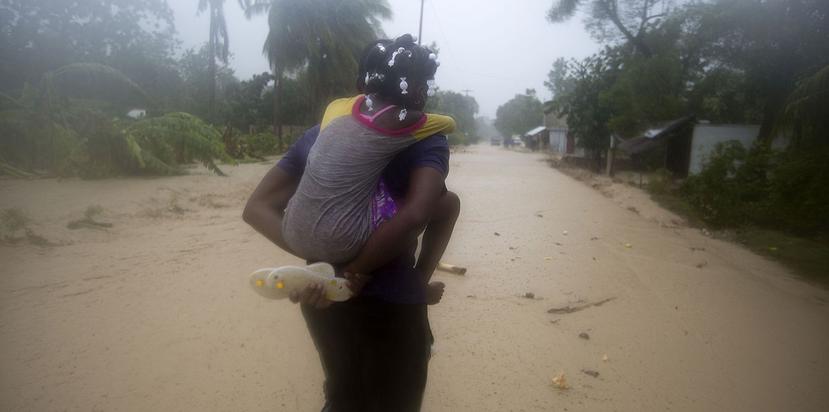 Dos personas caminan por las calles de Leogane en Haití. (AP)