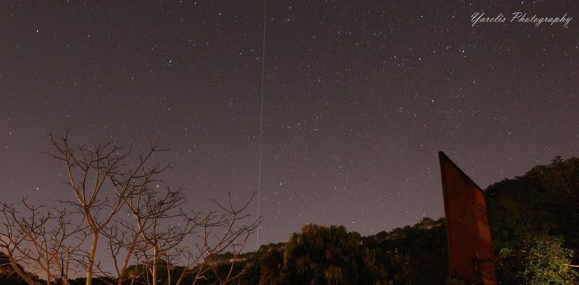 Seguidores de la SAC fotografiaron la curiosa luz verde que parece llegar hasta el cielo. (Suministrada / Yarelis Medina / Utuado / SAC)
