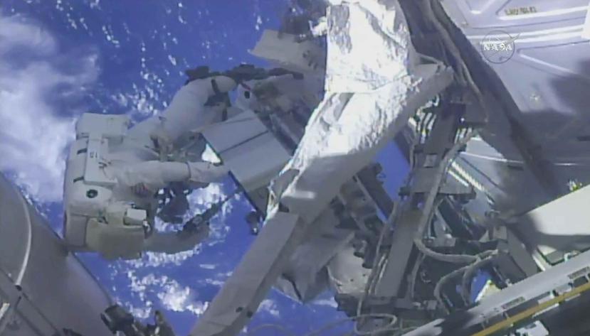 Drew Feustel (FOY-stull) y Ricky Arnold salieron de la Estación Espacial Internacional el miércoles para reorganizar el sistema de enfriamiento externo. (AP)