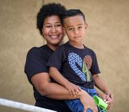 Jael Contreras y su hijo Jasuel Castro Contreras, sobreviviente de cáncer, celebran el comienzo de la construcción del Parque Terapéutico adyacente al Hospital Pediátrico para beneficio de los pacientes hospitalizados.