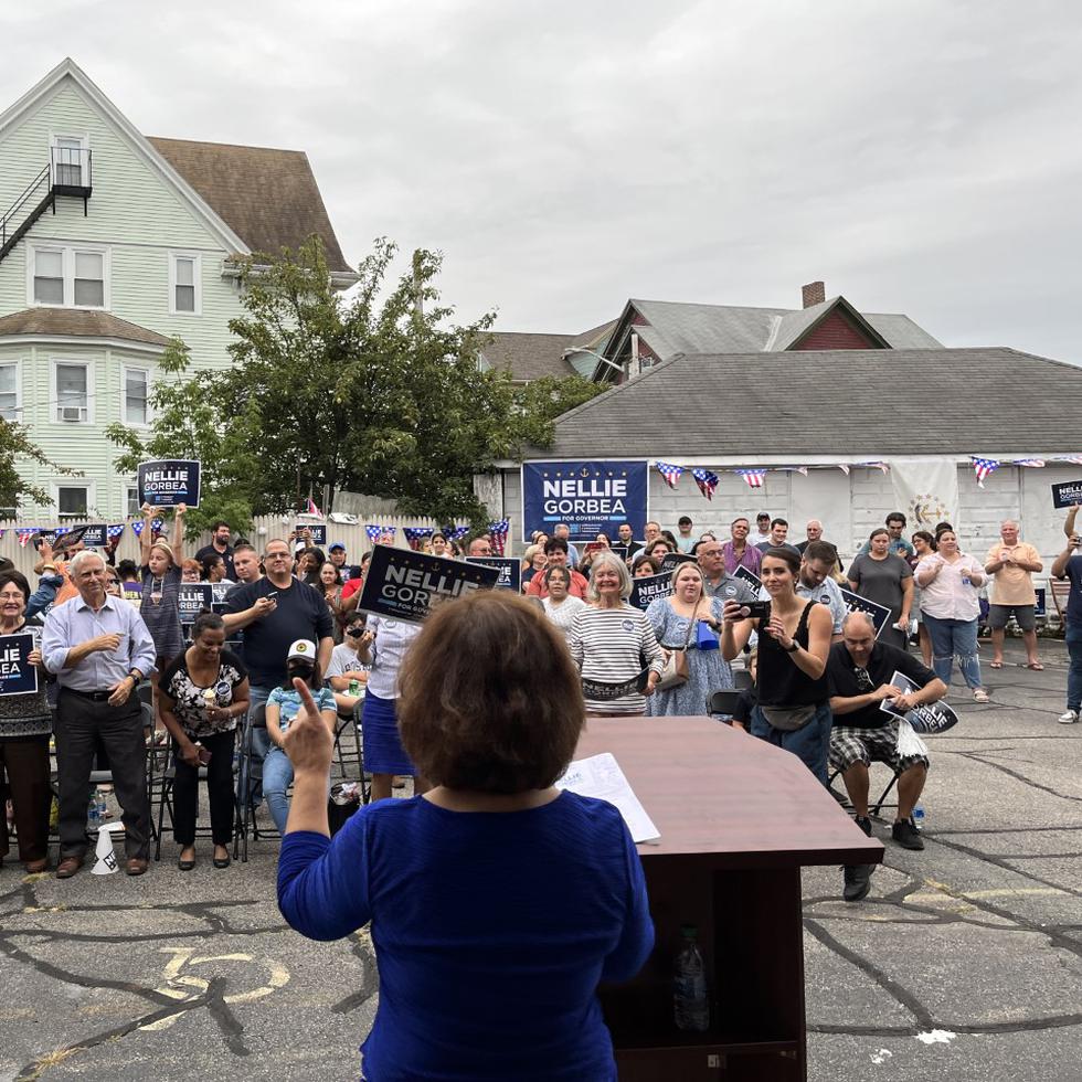 Nellie Gorbea, quien busca la candidatura demócrata a la gobernación de Rhode Island, se dirige a sus seguidores en su cierre de campaña en Providence.