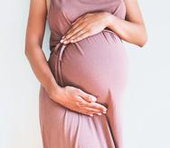 La edad de la embarazada, su salud y condiciones que pueda desarrollar la criatura en gestación son algunos factores que pueden interrumpir el embarazo, según expertos en el tema.