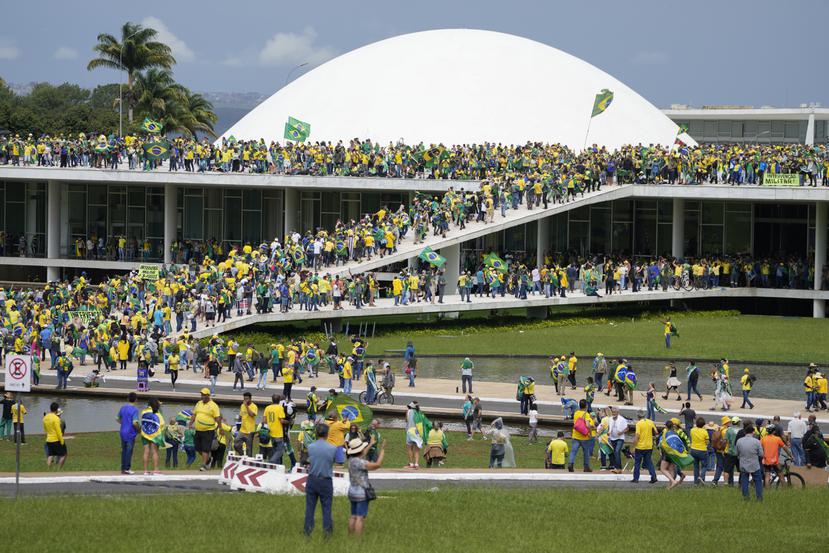 Simpatizantes del expresidente brasileño Jair Bolsonaro irrumpen en el Congreso Nacional de Brasil, en Brasilia.