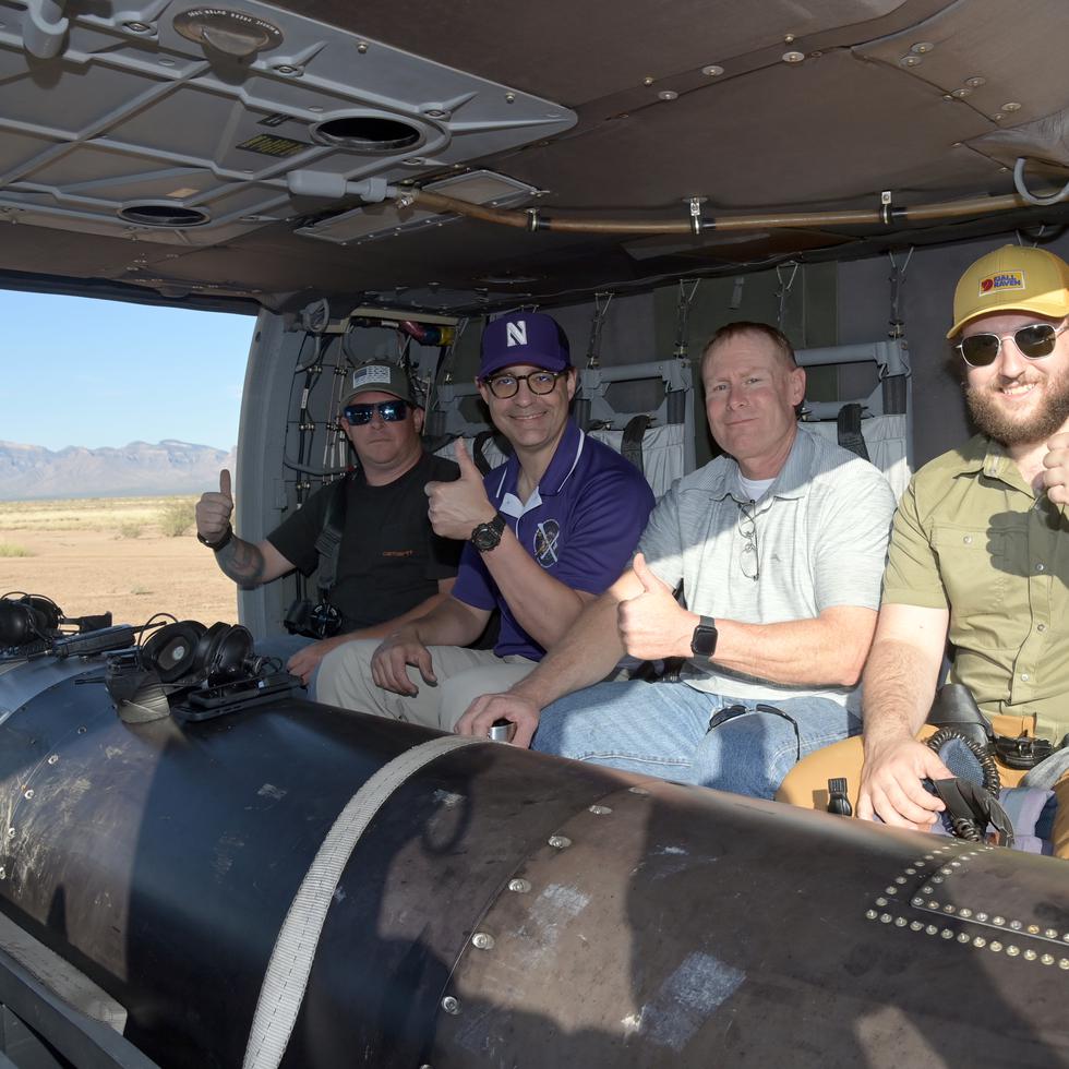El profesor Enectalí Figueroa Feliciano (segundo, de izquierda a derecha) junto al equipo que recuperó el cohete Micro-X en el desierto alrededor de la Base de Misiles White Sands en Nuevo México.