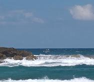 Área de la playa Caracoles, en Arecibo, donde un turista desapareció tras ser arrastrado por corrientes marinas el 3 de marzo de 2023.