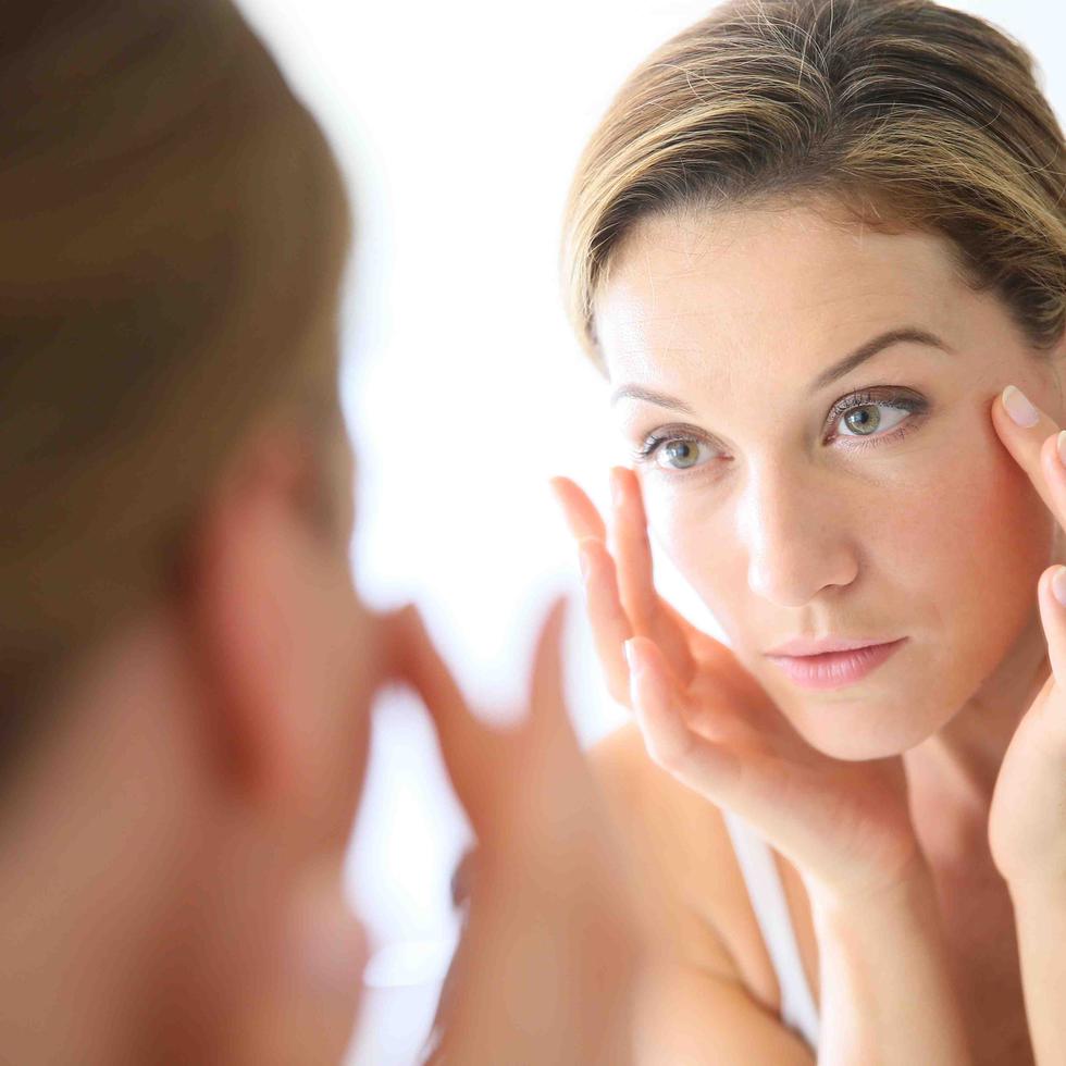 Cuando se produce menos colágeno en el cuerpo se empiezan a ver efectos en la piel, comienzan a verse arrugas y una mayor flacidez.