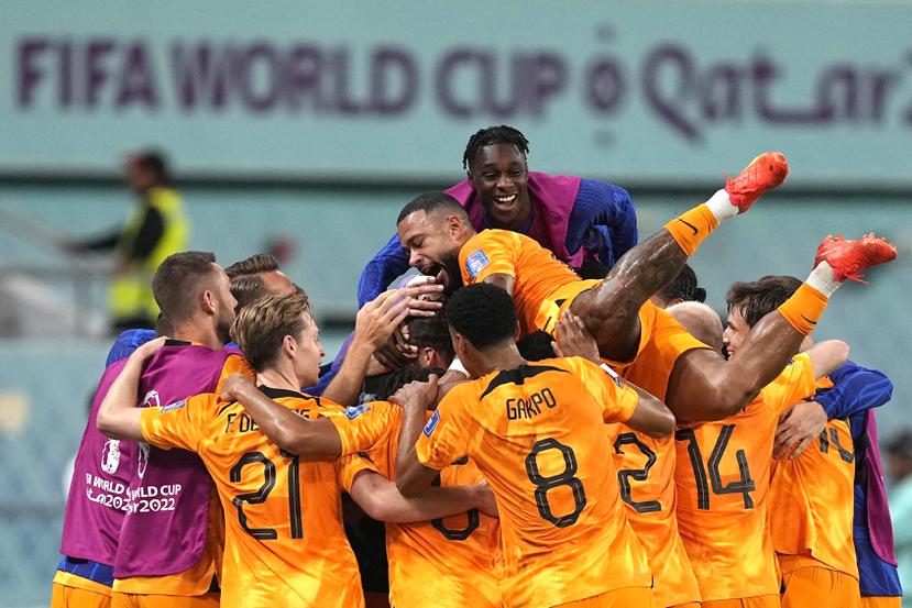 Los jugadores de Países Bajos celebran luego de la anotación del segundo gol durante el partido que ganaron 3-1 sobre Estados Unidos para adelantar a la ronda de los mejores ocho de la Copa del Mundo.