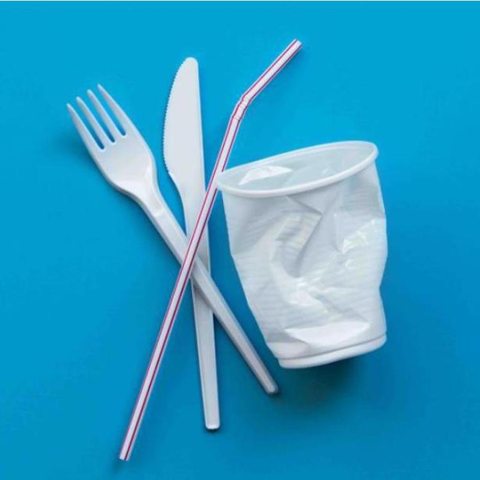 La medida define el utensilio plástico de un solo uso como un artículo vendido y utilizado voluntariamente para el consumo de alimentos. (Archivo)