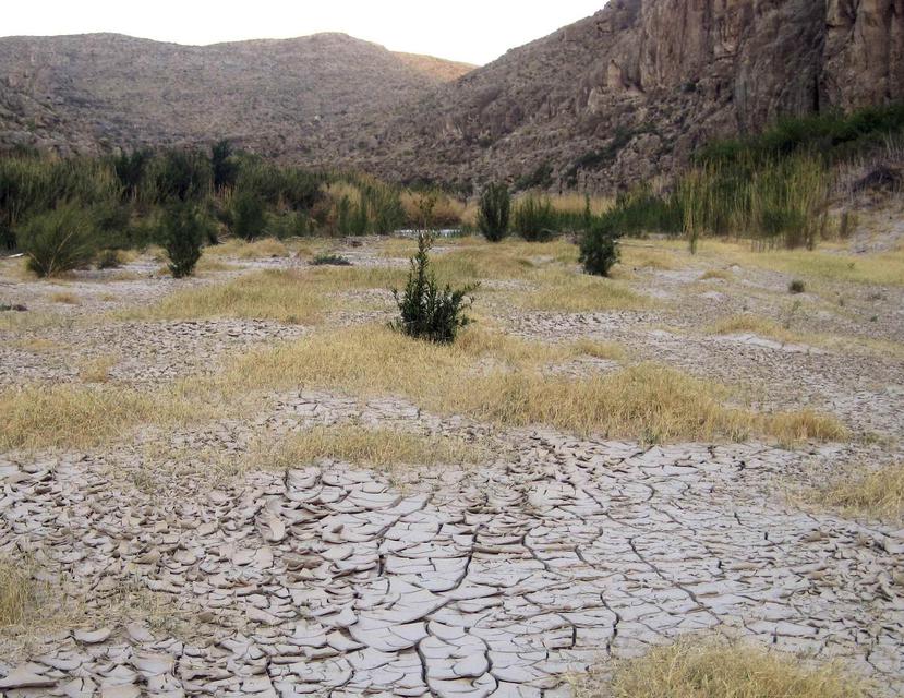 Esta fotografía de archivo del 25 de marzo de 2011 muestra suelo lodoso resquebrajado a lo largo del margen del Río Grande (río Bravo en México) en el Parque Nacional Big Bend en Texas. (AP)
