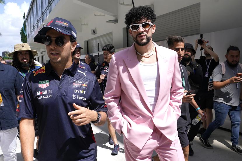 El piloto de Red Bull Sergio Pérez, de México, izquierda, camina con el cantante puertorriqueño Bad Bunny antes del Gran Premio de Fórmula Uno de Miami en el Autódromo Internacional de Miami en Florida el 8 de mayo de 2022.
