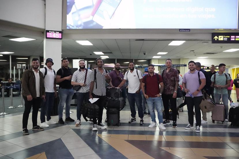 Parte del equipo de los Indios en la escala de Panamá rumbo a Venezuela.