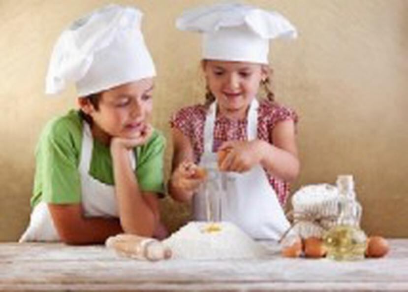 Actividades como ayudar en la cocina resultan beneficiosas para el proceso de aprendizaje de los niños. (Foto: Suministrada)