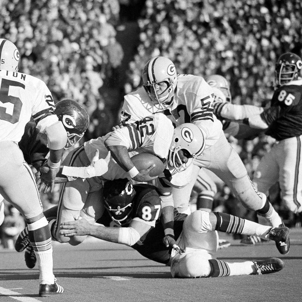 Ken Bowman (57), participa en una jugada con los Packers de Green Bay ante los Bears de Chicago, el 8 de noviembre de 1971.