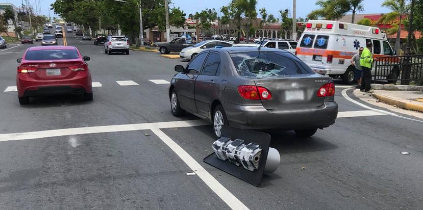 Una de las fotografías posteadas por la perjudicada que muestran la condición en que quedó el auto y el semáforo en el suelo. (Captura / Facebook)