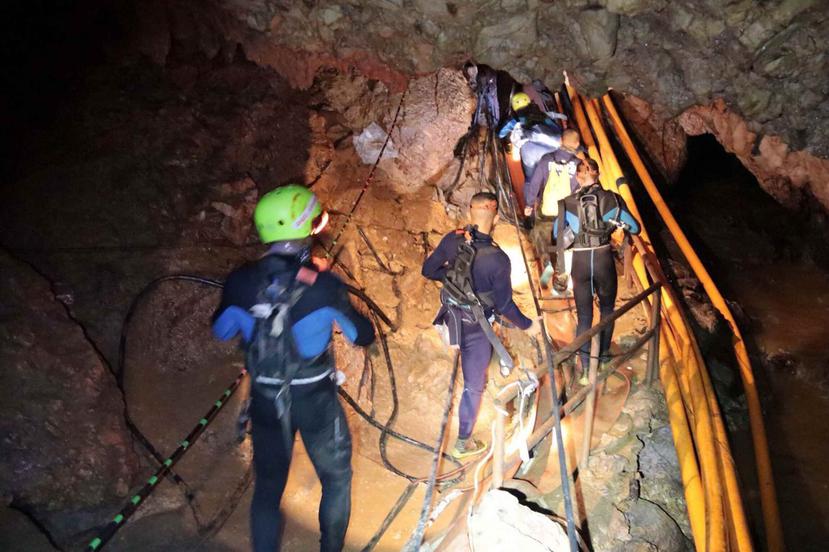 Personal de la Armada de Tailandia participó en el rescate de los niños atrapados en una cueva. (AP)