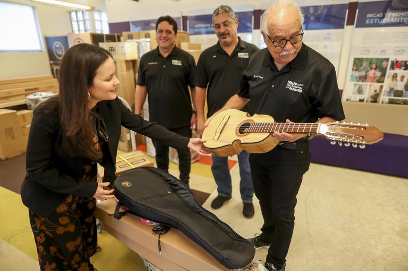 En la Fundación Banco Popular en la entrega de instrumentos musicales que se donarán a través del programa a Revive la Música a las escuelas. En la foto, la directora ejecutiva, Beatriz Polhamus entrega instrumentos para el Taller Experimental de Arecibo.