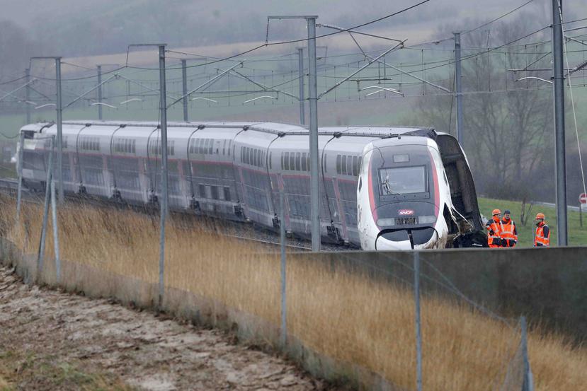 Trabajadores de la compañía nacional de trenes SNCF revisan el lugar del descarrilamiento de un tren TGV de alta velocidad que se dirigía a París, en Ingenheim, en el este de Francia. (AP)