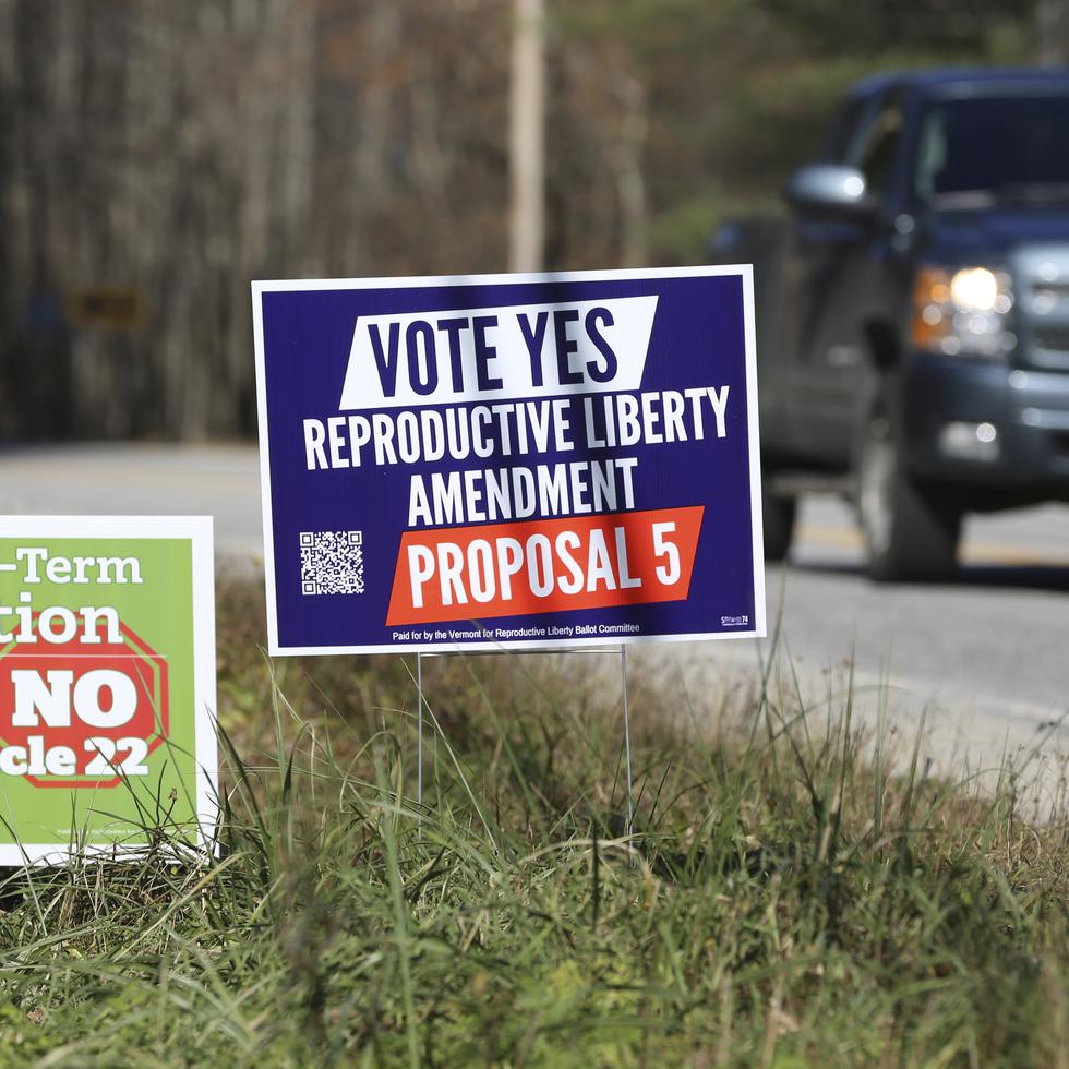 Carteles de la campaña en contra y a favor de una propuesta de enmienda constitucional que garantizaría el acceso a derechos reproductivos como el aborto en una carretera en Middlesex, Vermont.