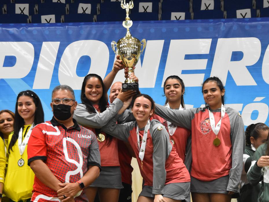 Las Tainas ganaron el campeonato del tenis de mesa femenino.
